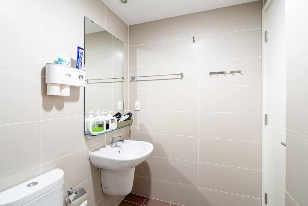 Masteri Thaodien Near Landmark 81 2brs Apartment *